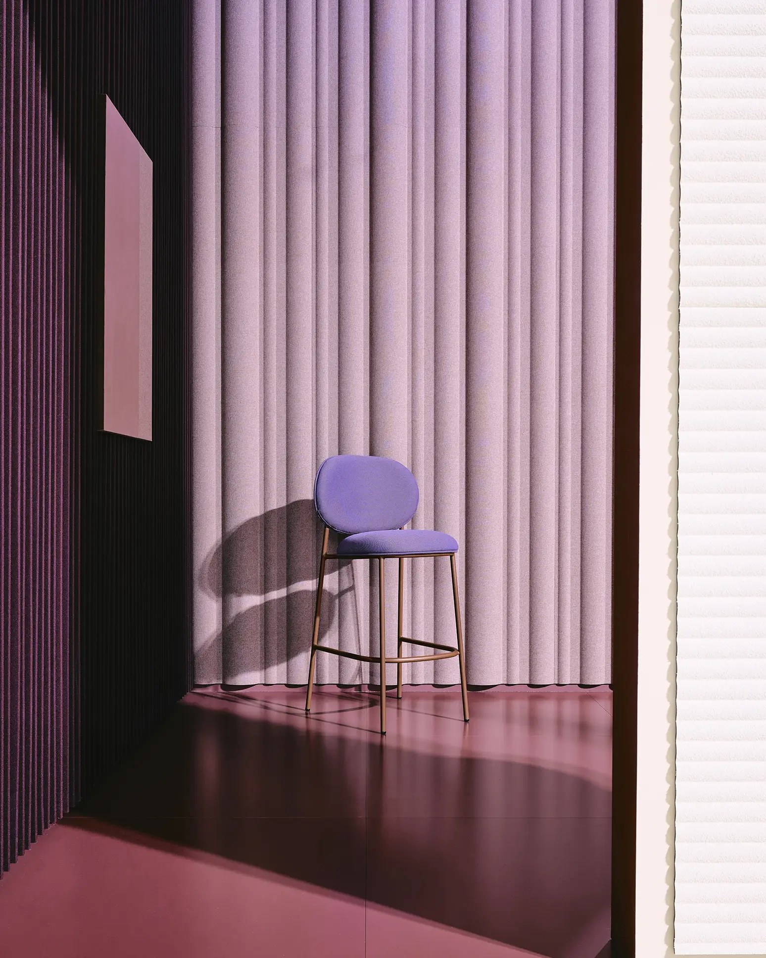Panneau acoustique ondulé ECOrange Wave par Slalom, effet drapé panneau acoustique ondulé Slalom ECOrange Wave dans une cabine lilas avec un tabouret mauve