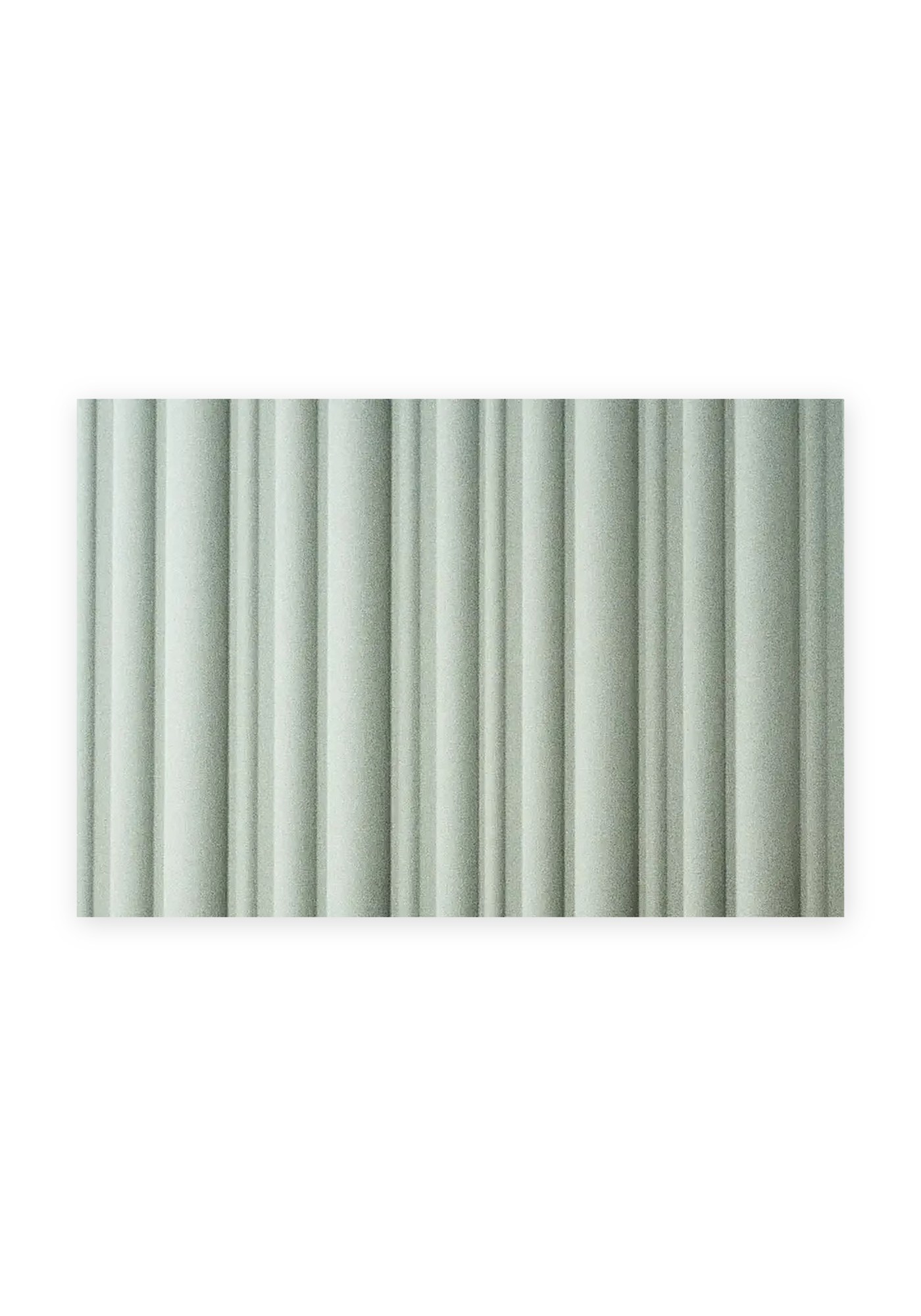 Panneau acoustique ondulé ECOrange Wave par Slalom, effet drapé panneau acoustique ondulé Slalom ECOrange Wave en textile vert sauge, fond blanc