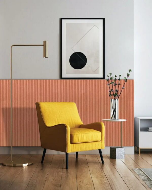 panneau acoustique rainure Slalom Millerighe terracotta derriere un fauteuil jaune