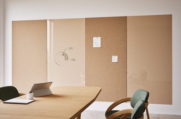panneau acoustique rectangulaire Chameleon Sharp en feutre beige dans une salle de réunion