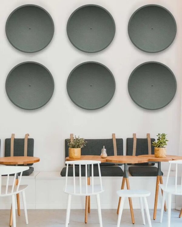 panneau acoustique rond Slalom ECOdrop gris au dessus d une banquette de restaurant