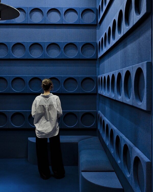 panneau acoustique sculpté Slalom Eclipse bleu sur les murs de piece en trous ronds