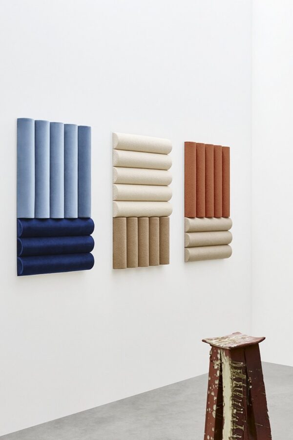 panneau acoustique sculptural Slalom Bounce, composition de panneaux sur un mur blanc