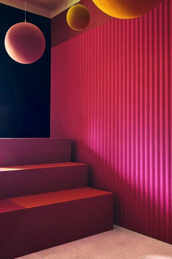 panneau acoustique zigzag Slalom ECOrange W fuchsia au dessus de marches