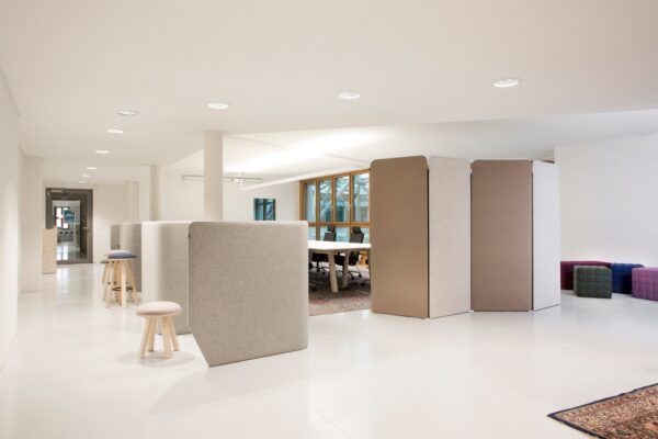 paravent acoustique BuzziScreen BuzziSpace en feutre beige et taupe dans un open space