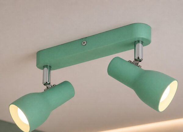 plafonnier 2 spots enfant coloris menthe en gros plan au plafond