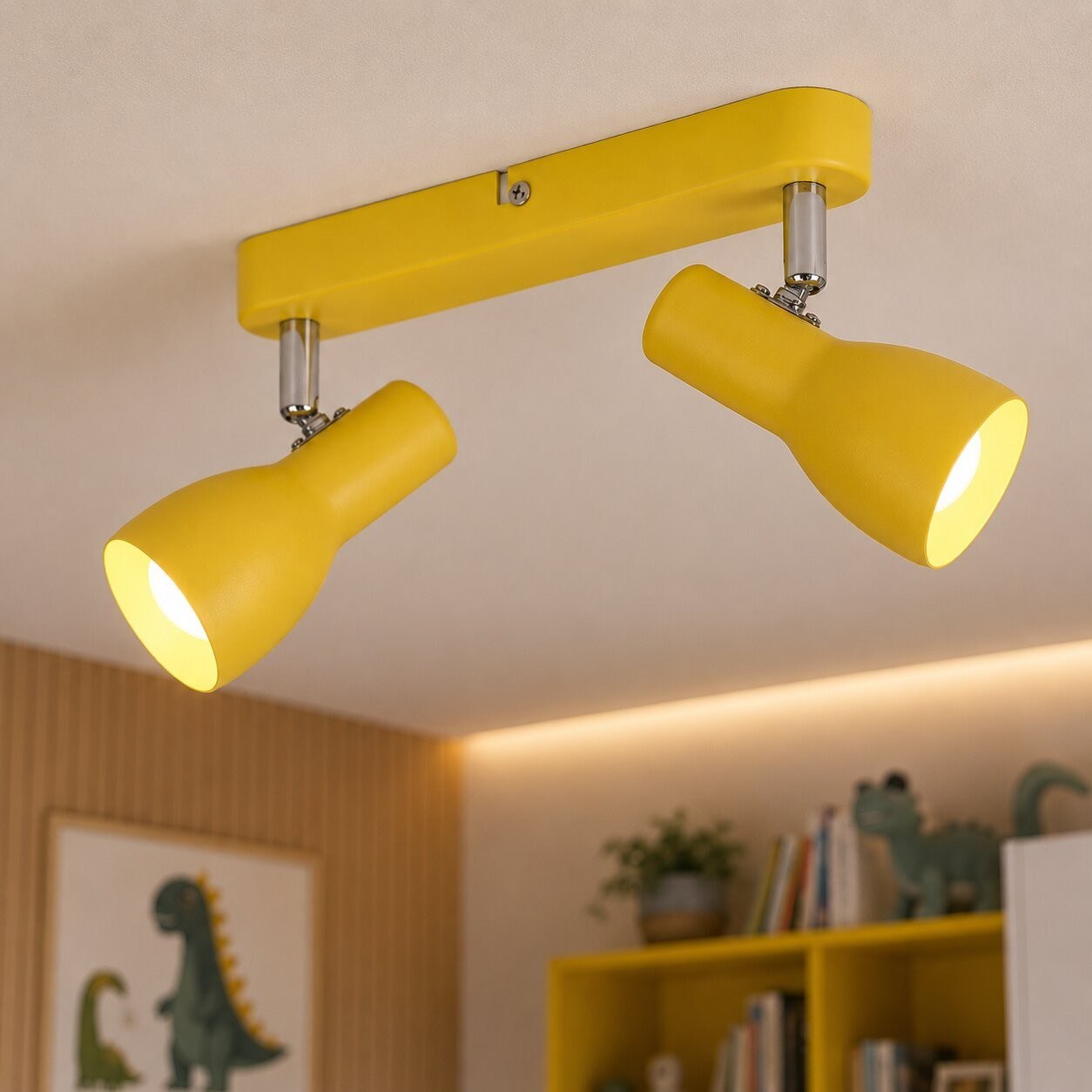 plafonnier 2 spots enfant coloris moutarde au plafond d une pièce avec étagère