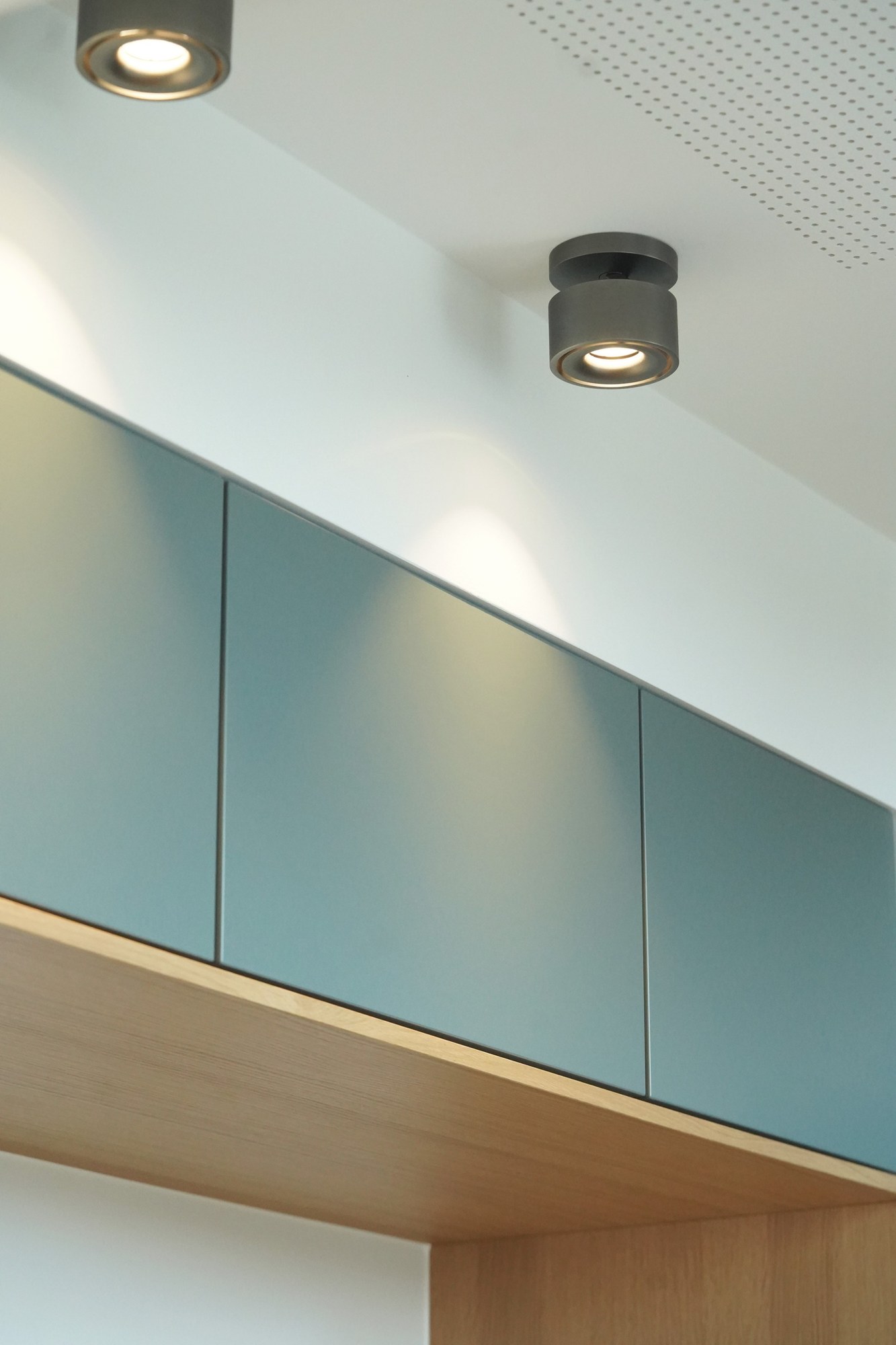 Plafonnier à bras Easy Braccio en aluminium par Antidark Plafonnier à bras Easy Braccio titane au plafond d'un couloir