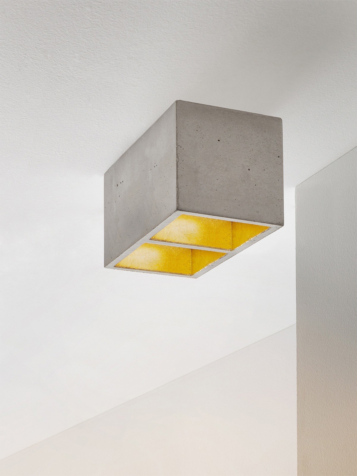 Plafonnier B7² 2 spots en béton gris clair par Stefan Gant x Gant Lights Plafonnier B7² gris clair, allumé, intérieur or