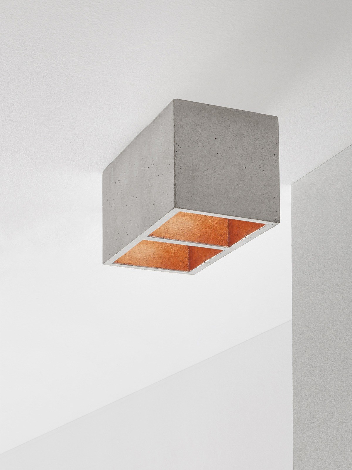 Plafonnier B7² 2 spots en béton gris clair par Stefan Gant x Gant Lights Plafonnier B7² gris clair, intérieur cuivre