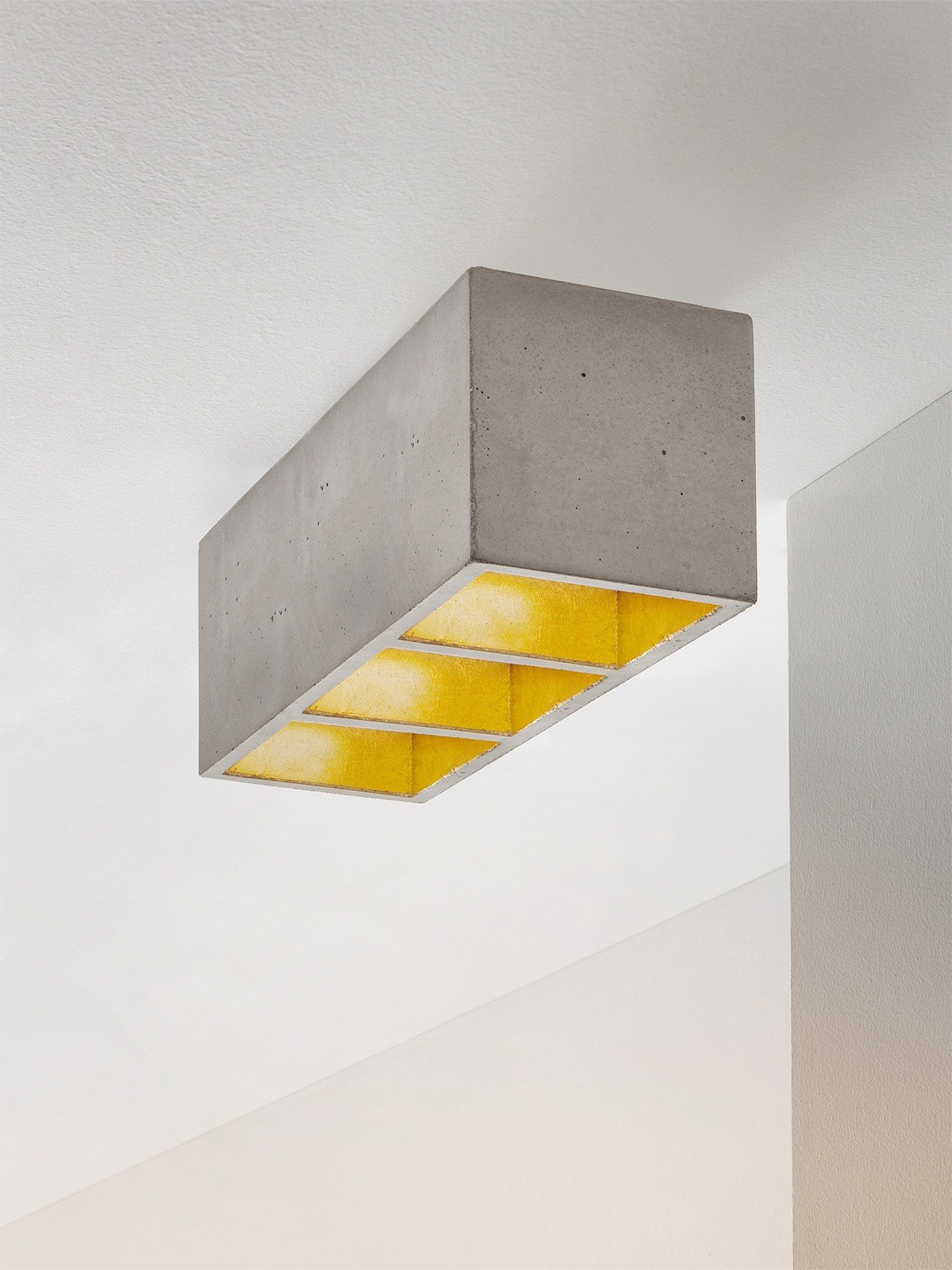 Plafonnier B7³ 3 spots en béton gris clair par Stefan Gant x Gant Lights Plafonnier B7³ gris clair, allumé, intérieur or