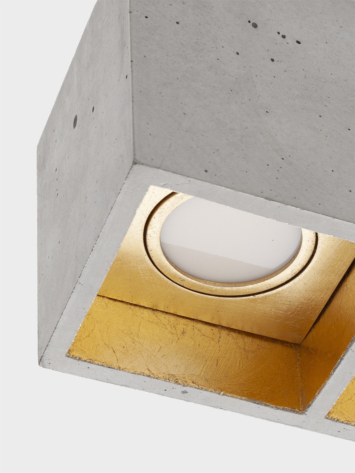 Plafonnier B7³ 3 spots en béton gris clair par Stefan Gant x Gant Lights Plafonnier B7³ gris clair, détail d'un spot LED