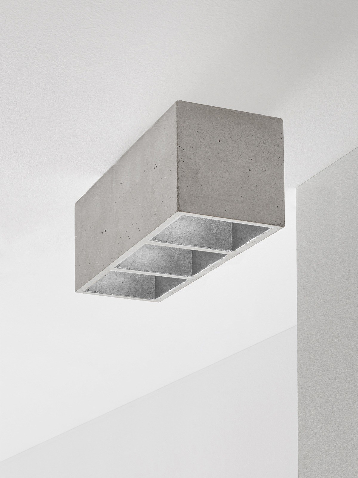 Plafonnier B7³ 3 spots en béton gris clair par Stefan Gant x Gant Lights Plafonnier B7³ gris clair, intérieur argent