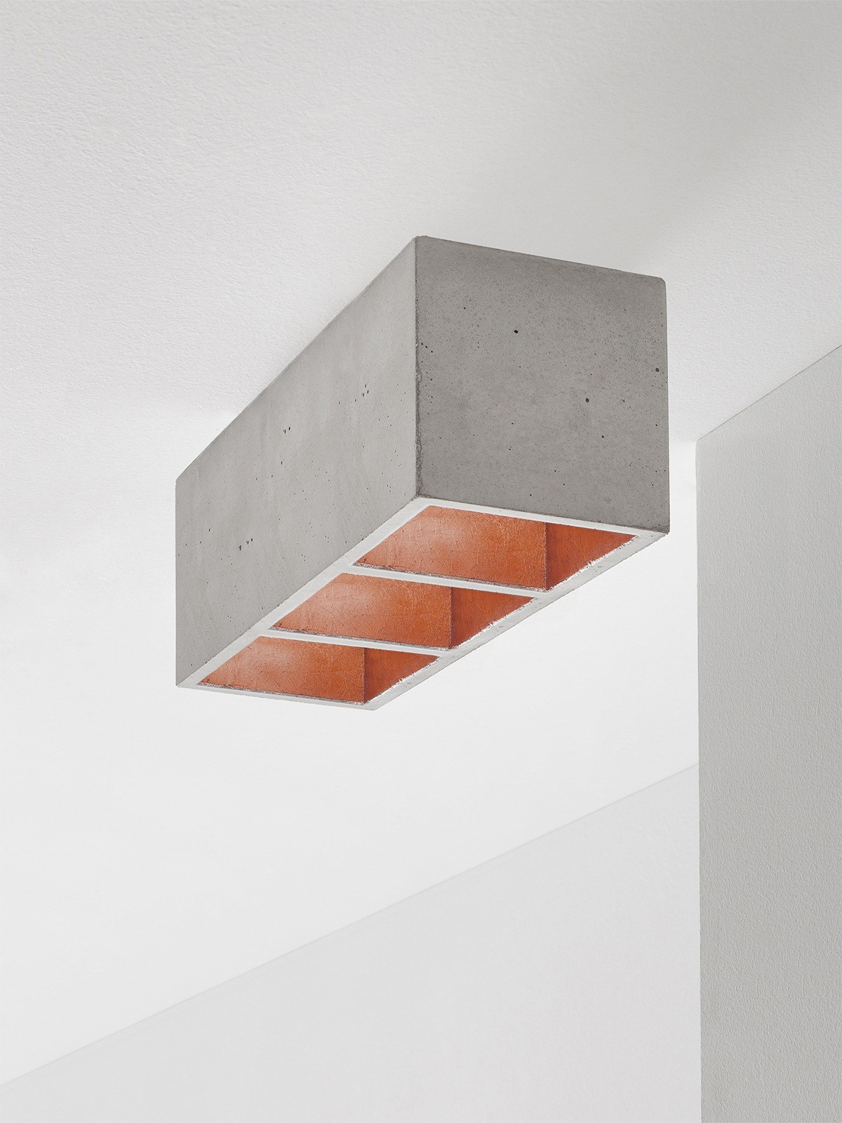 Plafonnier B7³ 3 spots en béton gris clair par Stefan Gant x Gant Lights Plafonnier B7³ gris clair, intérieur cuivre