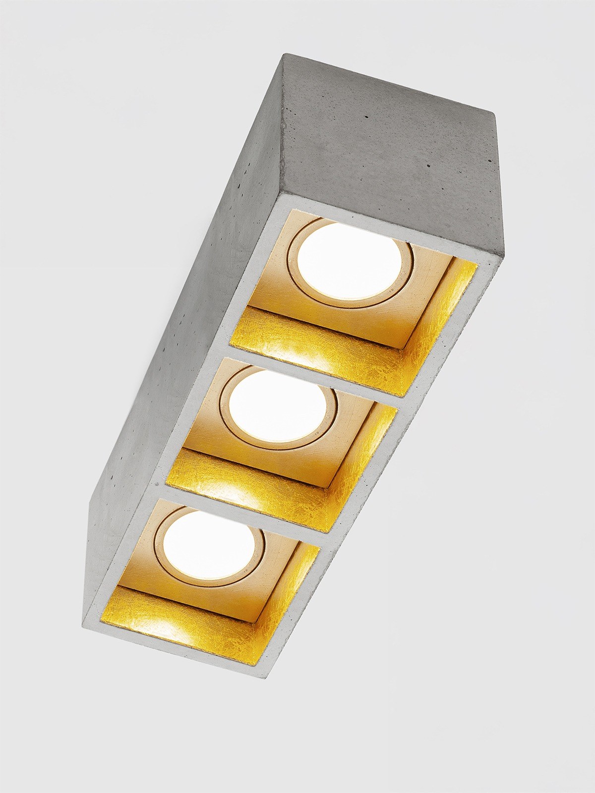 Plafonnier B7³ 3 spots en béton gris clair par Stefan Gant x Gant Lights Plafonnier B7³ gris clair, vue de dessous, spots allumés