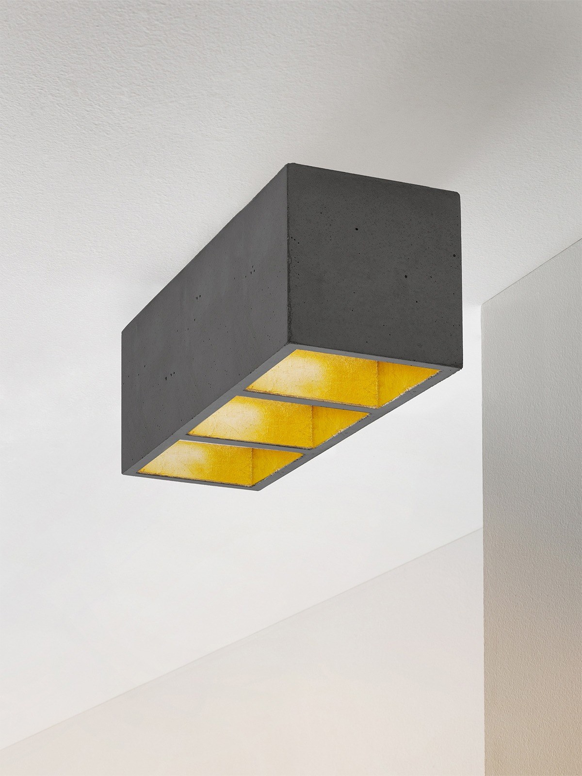 Plafonnier B7³ 3 spots en béton gris foncé par Stefan Gant x Gant Lights Plafonnier B7³ gris foncé, allumé, intérieur or