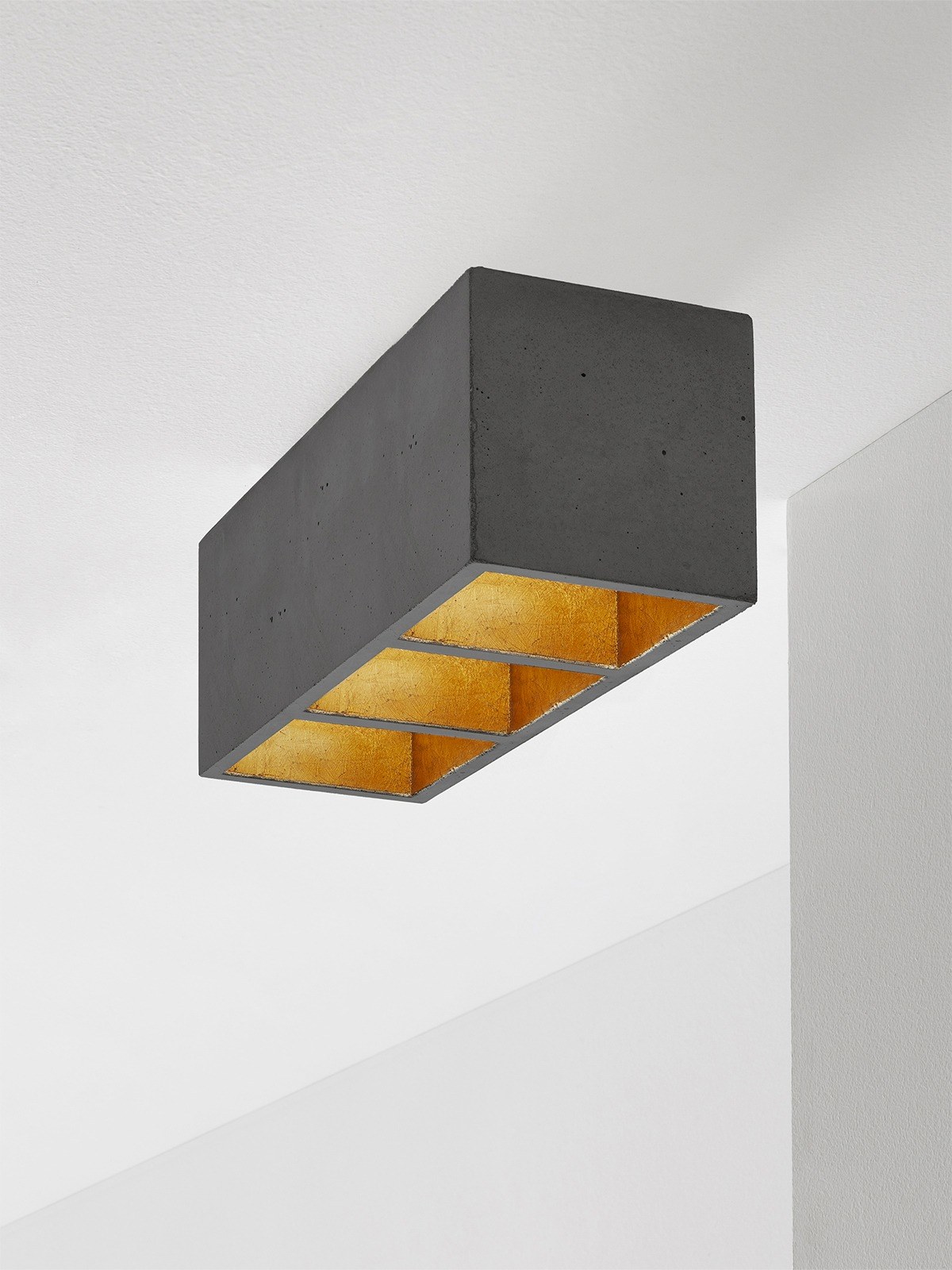 Plafonnier B7³ gris foncé, intérieur or, en situation