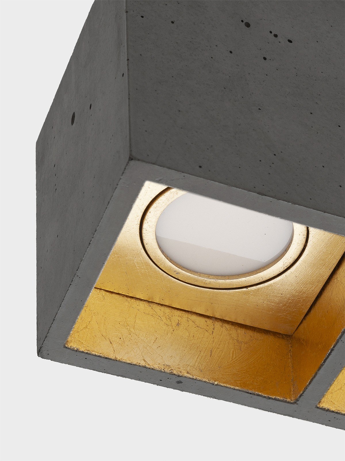 Plafonnier B7³ 3 spots en béton gris foncé par Stefan Gant x Gant Lights Plafonnier B7³ gris foncé, détail d'un spot LED