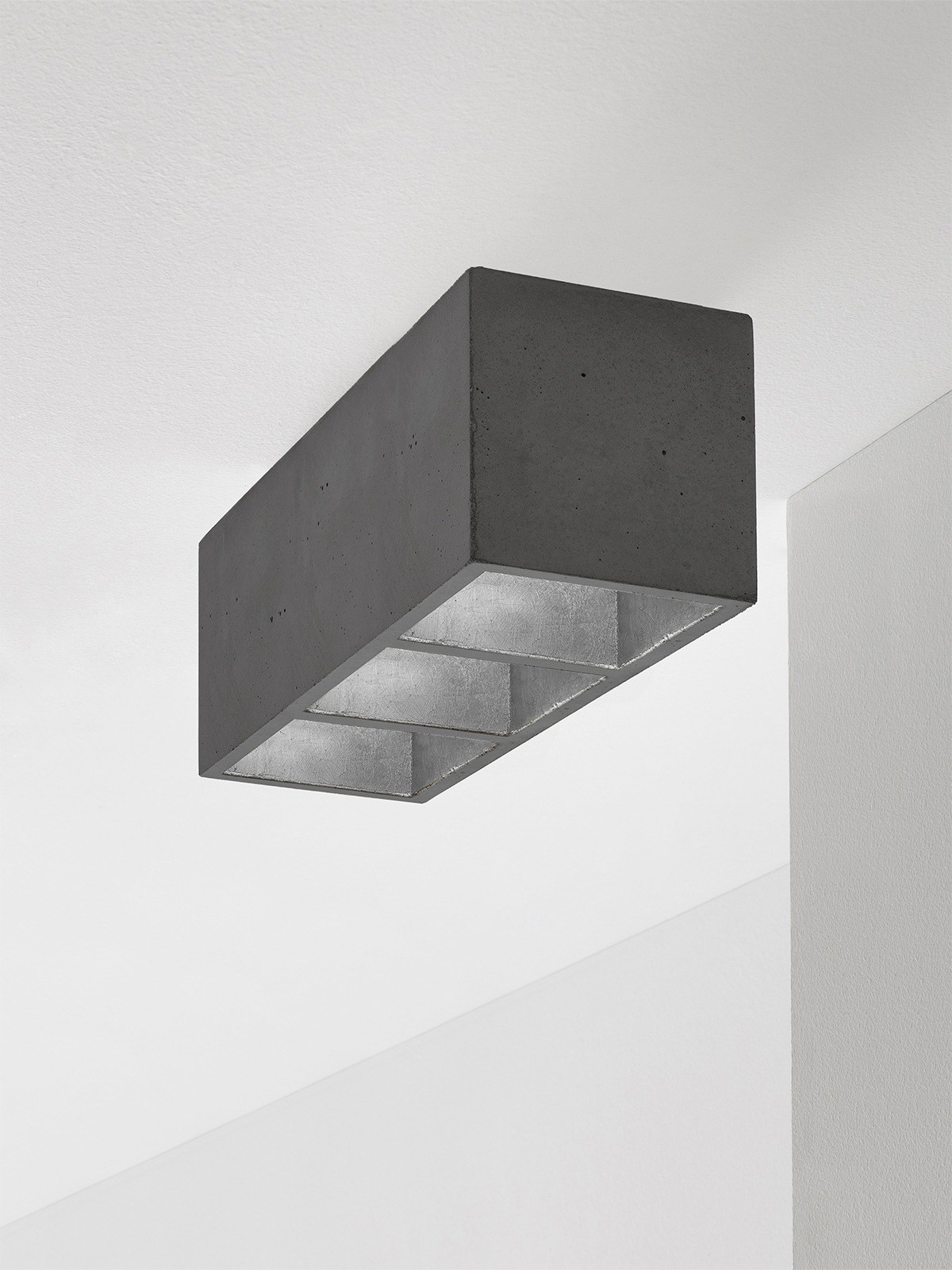 Plafonnier B7³ 3 spots en béton gris foncé par Stefan Gant x Gant Lights Plafonnier B7³ gris foncé, intérieur argent