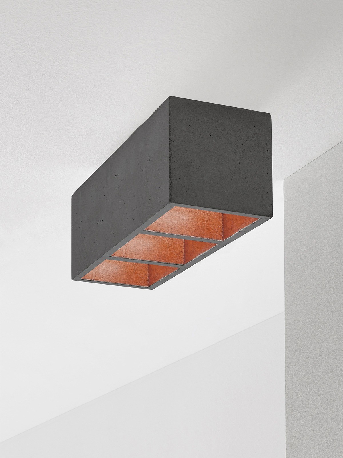 Plafonnier B7³ 3 spots en béton gris foncé par Stefan Gant x Gant Lights Plafonnier B7³ gris foncé, intérieur cuivre