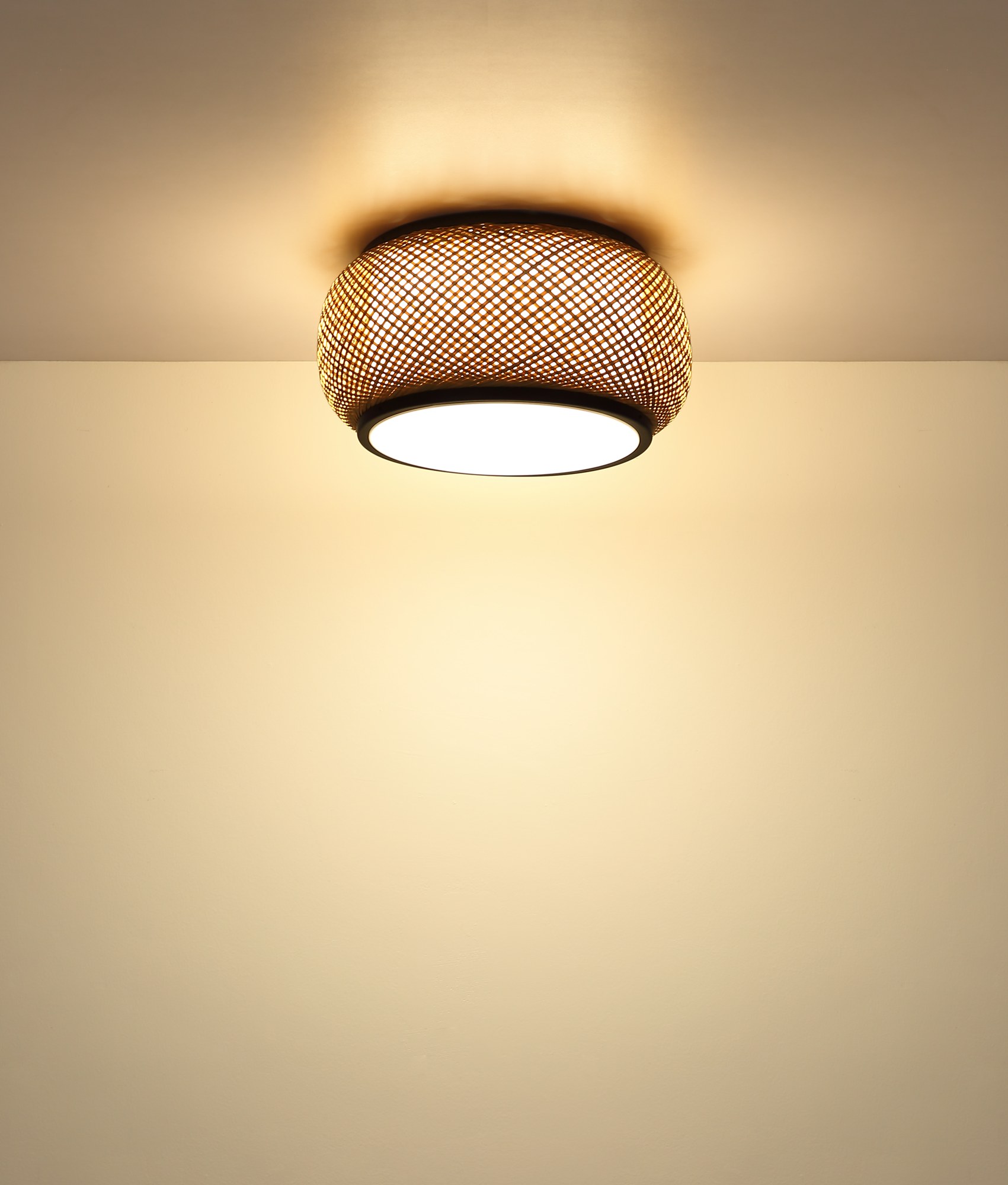 Plafonnier bambou LED noir, abat-jour tressé Ø 38 cm plafonnier bambou LED allumé, lumière chaude sur le plafond