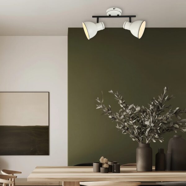 plafonnier barre à spots à 2 spots au dessus d une table, mur vert
