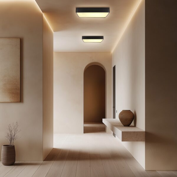 plafonnier carré plat noir allumé dans un couloir en enduit beige