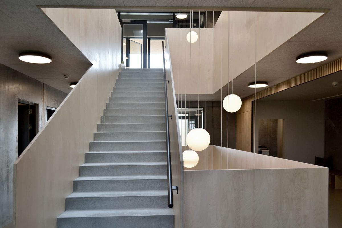 Lampe escalier : comment éclairer une cage d'escalier ? Plafonnier escalier : plafonniers Antidark Luna LED au-dessus d'un escalier de hall
