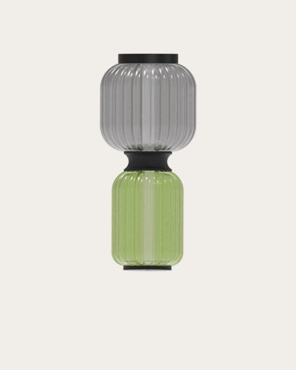 plafonnier Greenberry en verre soufflé gris fumé et vert, vue en ambiance sur fond beige