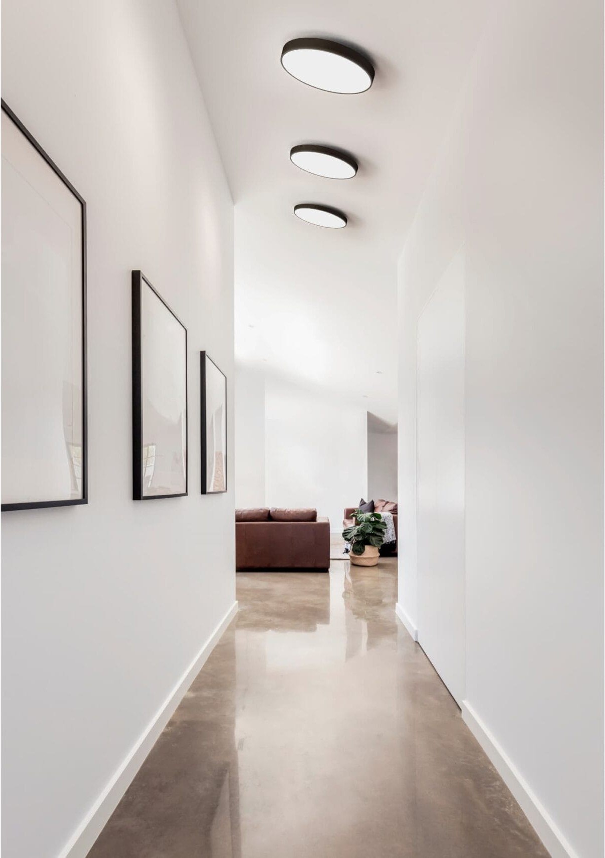 Plafonnier Luna LED à diffuseur opale (C260, C350, C450) par Antidark plafonnier Luna LED Antidark C450 en série dans un couloir blanc