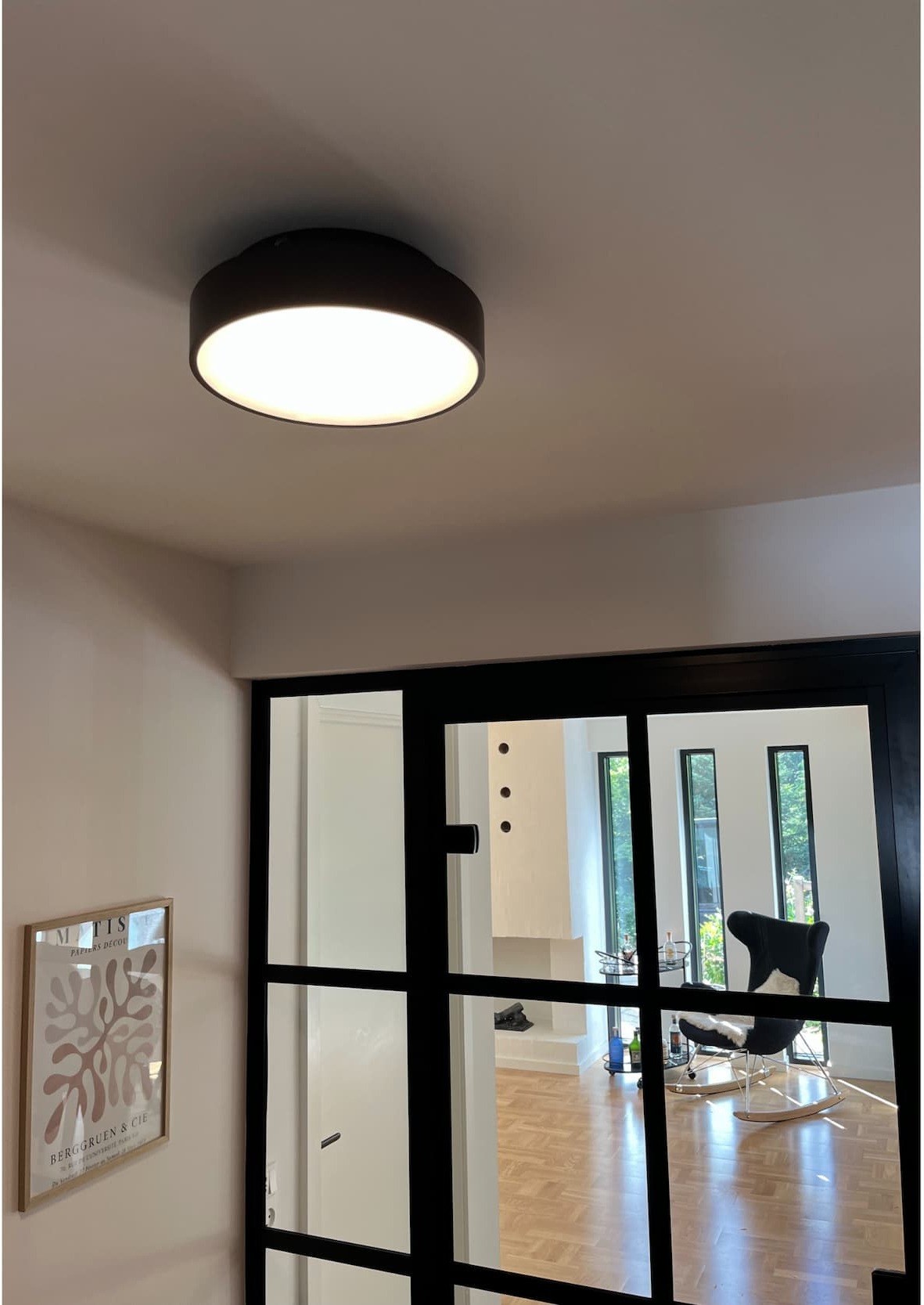 Plafonnier Luna LED à diffuseur opale (C260, C350, C450) par Antidark plafonnier Luna LED Antidark C260 noir au plafond d'une entrée