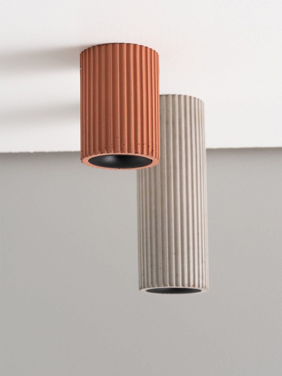 Plafonnier S2 en béton par Stefan Gant x Gant Lights Plafonnier S2 en béton par Stefan Gant x Gant Lights, taille S2s et S2l, corail et gris clair