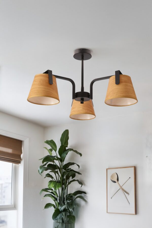 plafonnier trois abat-jour aspect bois dans une chambre claire près d une grande plante