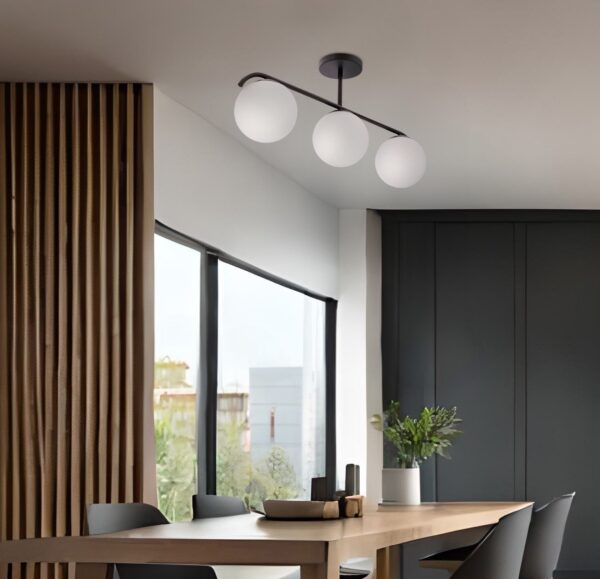 plafonnier trois globes opale version noire au dessus d une table en bois près d une grande fenêtre