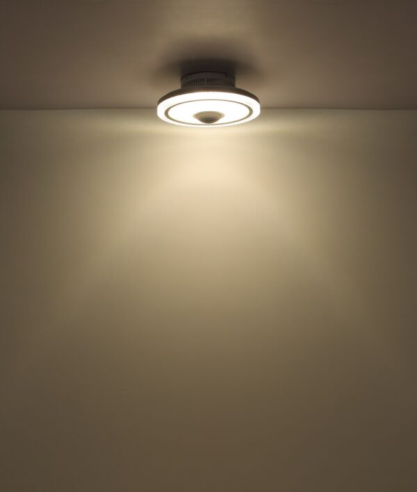 plafonnier ventilateur effet cristal allumé au plafond