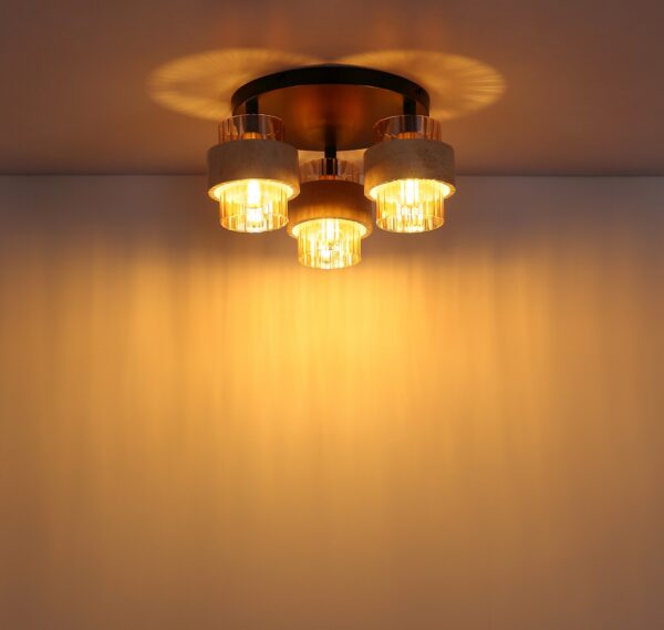 plafonnier verre ambre travertin 3 lumières allumé, lumière dorée sur le plafond