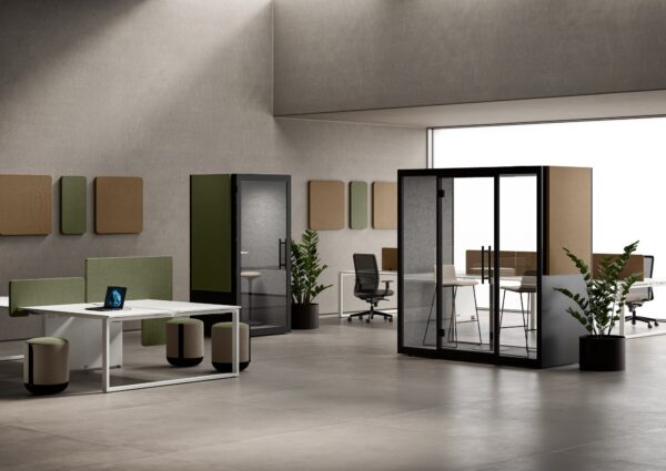 pod acoustique B-mybox Bralco Four installé dans un open space, cabine vitrée noire pour quatre postes