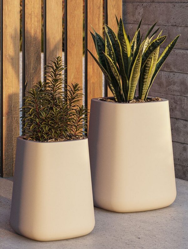 pot carré extérieur design Ulm Vondom pots carrés en situation, version haute, devant un mur en béton