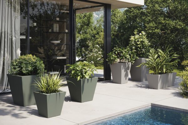 pot carré haut extérieur pots carrés coniques Vondom en situation sur terrasse