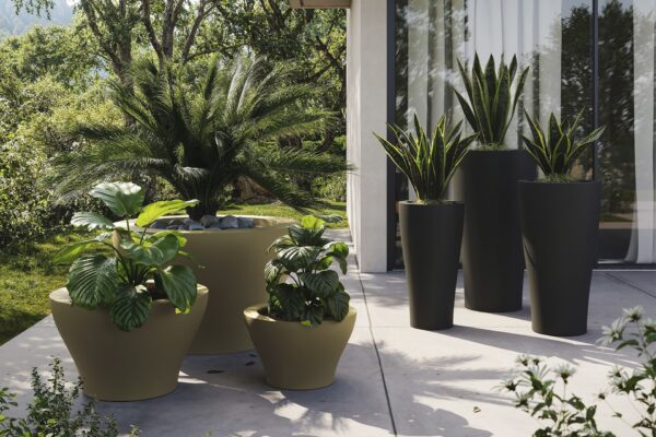 pot conique haut extérieur pots coniques hauts Vondom en situation sur terrasse