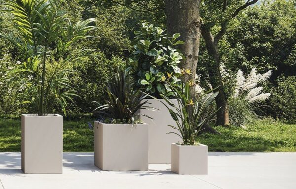 pot cube extérieur pots cubes Vondom en situation sur terrasse