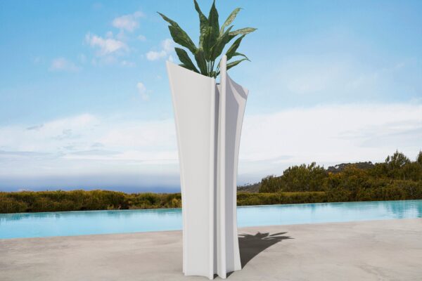 pot de fleur lumineux Alma Vondom au bord d une piscine