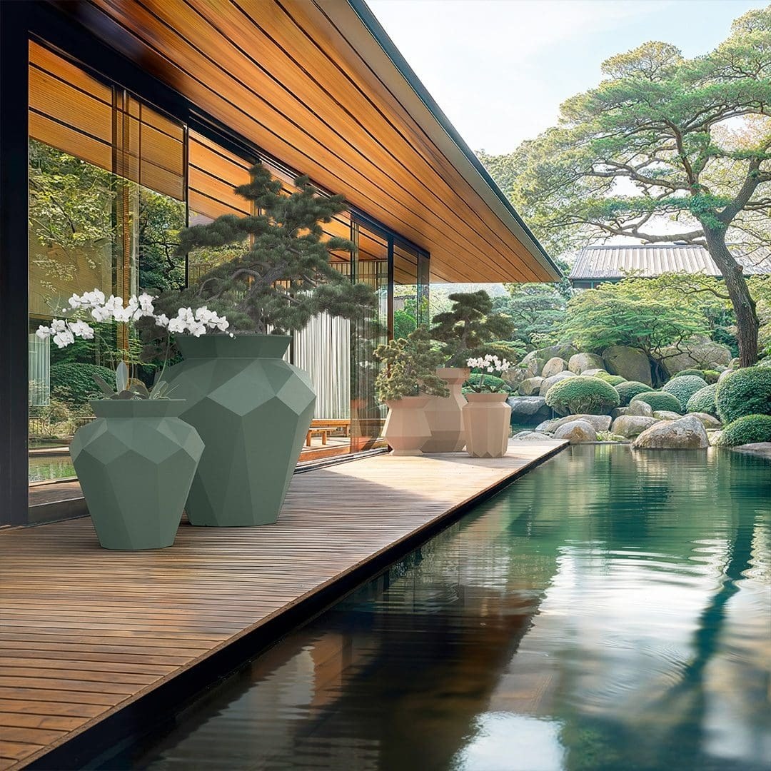 Pot de fleurs extérieur design Hanami facetté en polyéthylène x Vondom pot de fleurs extérieur design Hanami Vondom, pots vert sauge au bord d un bassin