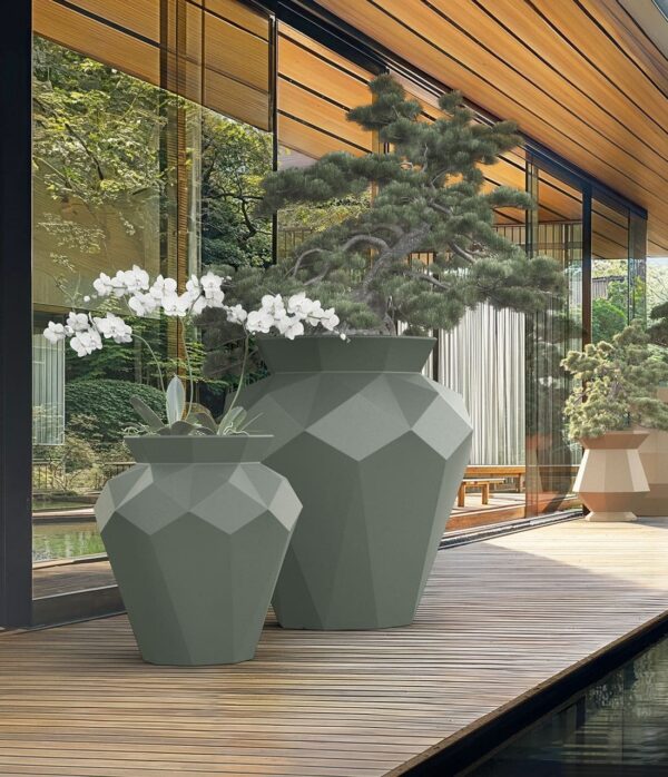 pot de fleurs extérieur design Hanami Vondom, pots en situation sur une terrasse