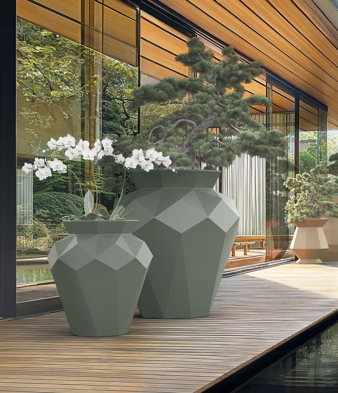 Pot de fleurs extérieur design Hanami facetté en polyéthylène x Vondom pot de fleurs extérieur design Hanami Vondom, pots en situation sur une terrasse