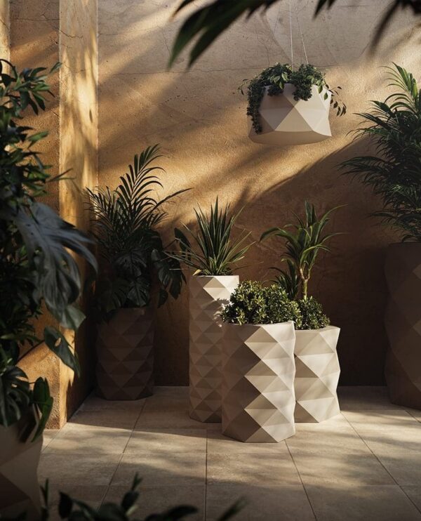 pot de fleurs extérieur design Marquis Vondom en situation dans un patio