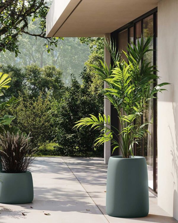 pot de fleurs extérieur haut rond Vondom vert planté d un palmier sur une terrasse