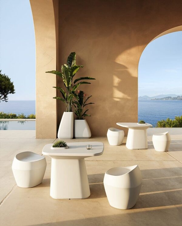 pot de fleurs extérieur Noma pots blancs sur une terrasse face à la mer