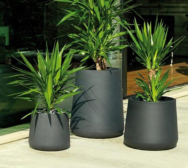 pot de fleurs extérieur Ulm Vondom pot rond anthracite en situation sur terrasse