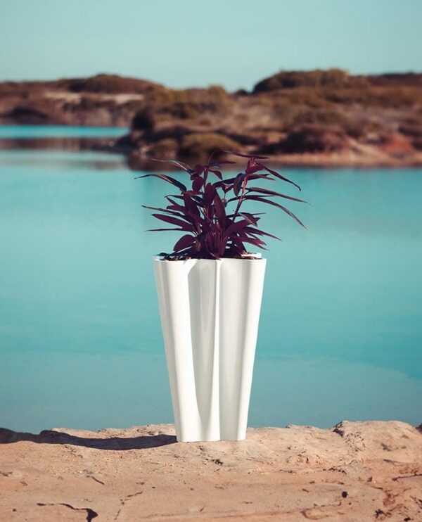pot extérieur design Bye-Bye pot blanc planté au bord de l eau